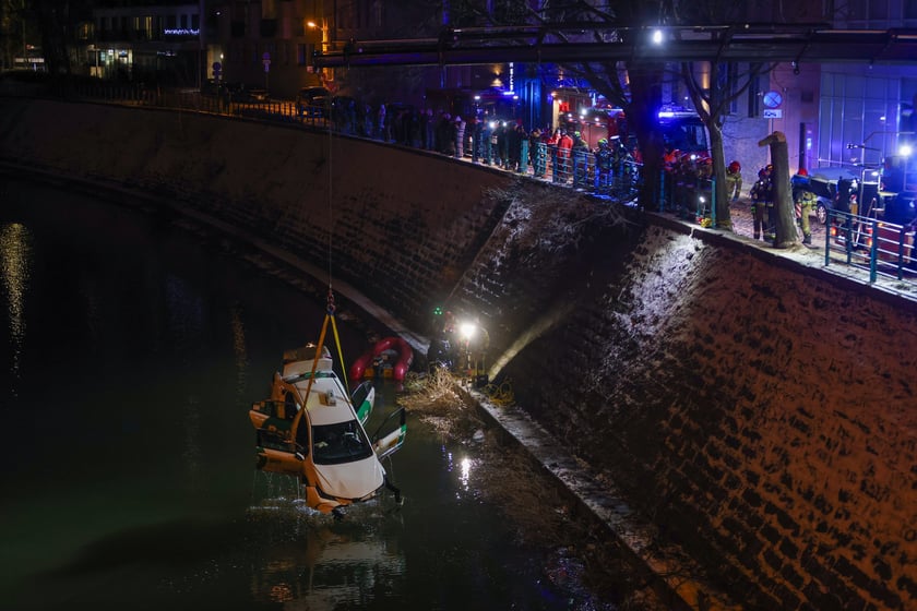 Akcja Służb ratowniczych po wpadnięciu auta do Odry przy Kępie Mieszczańskiej