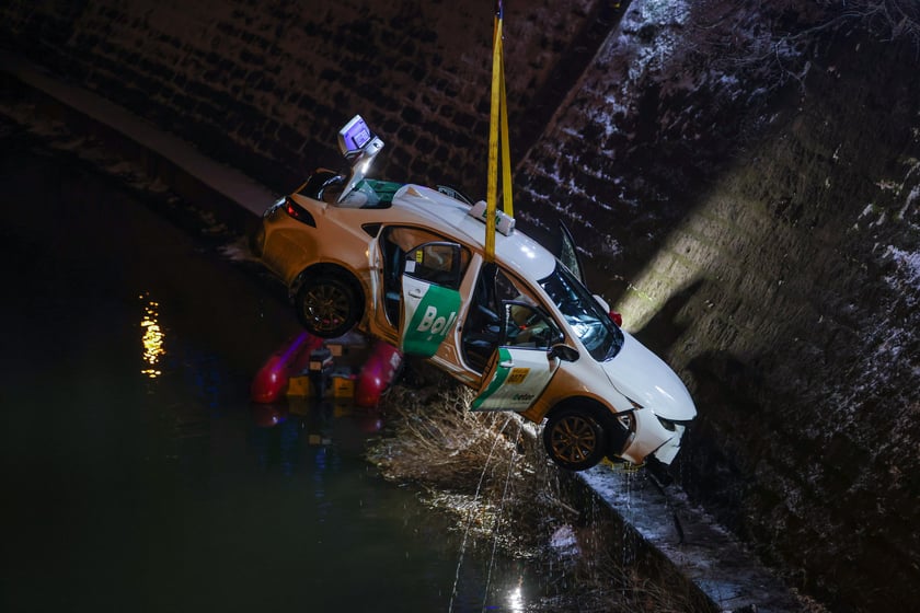 Akcja Służb ratowniczych po wpadnięciu auta do Odry przy Kępie Mieszczańskiej
