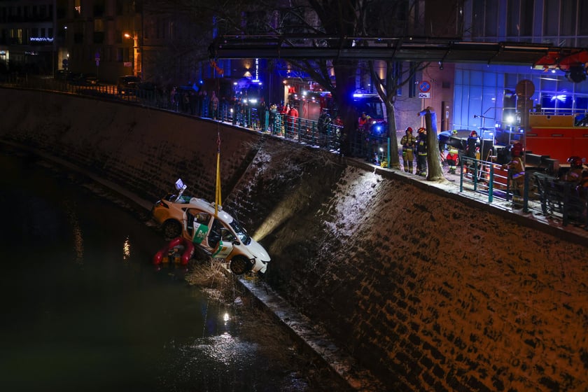 Akcja Służb ratowniczych po wpadnięciu auta do Odry przy Kępie Mieszczańskiej