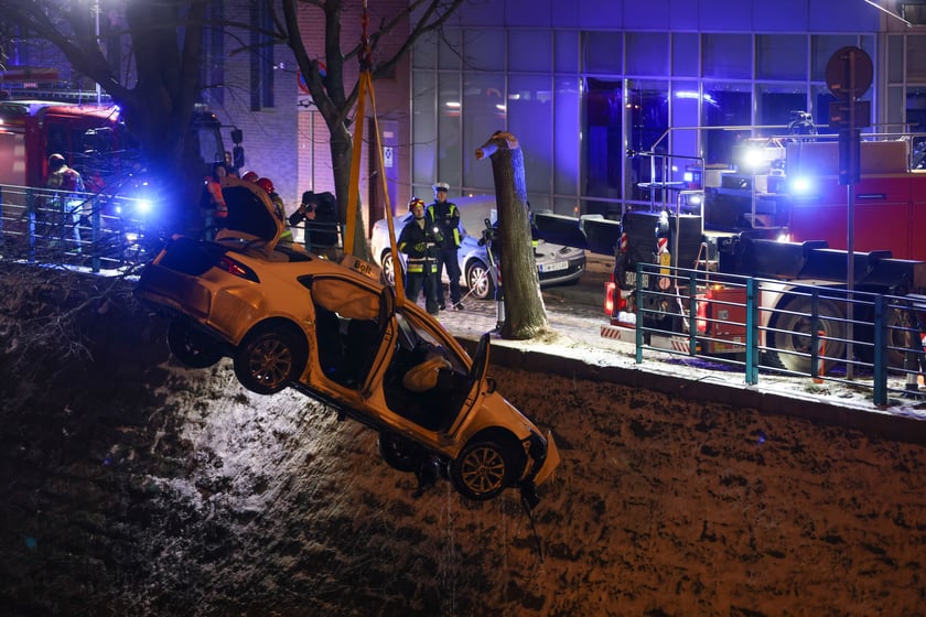 Akcja Służb ratowniczych po wpadnięciu auta do Odry przy Kępie Mieszczańskiej