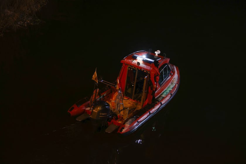 Akcja Służb ratowniczych po wpadnięciu auta do Odry przy Kępie Mieszczańskiej