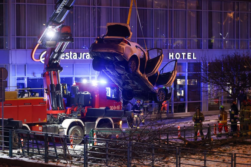 Akcja Służb ratowniczych po wpadnięciu auta do Odry przy Kępie Mieszczańskiej