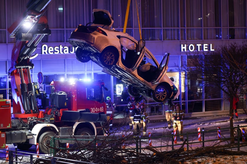 Akcja Służb ratowniczych po wpadnięciu auta do Odry przy Kępie Mieszczańskiej