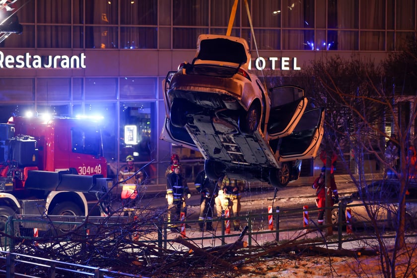 Akcja Służb ratowniczych po wpadnięciu auta do Odry przy Kępie Mieszczańskiej