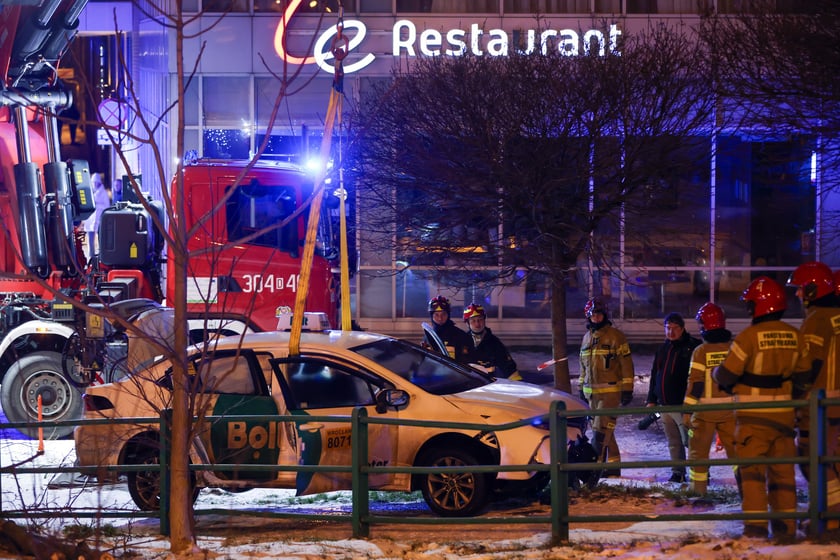 Akcja Służb ratowniczych po wpadnięciu auta do Odry przy Kępie Mieszczańskiej