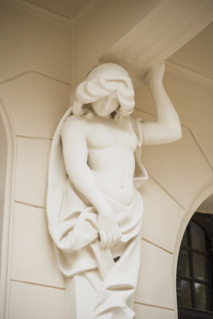 Herma podtrzymująca wykusz w odrestaurowanej kamienicy przy ul. Rozbrat 12.