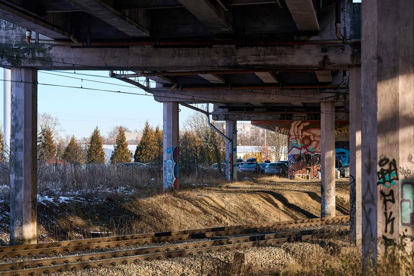 Estakady na Alei Sobieskiego  - linia kolejowa przechodząca pod wiaduktem.
