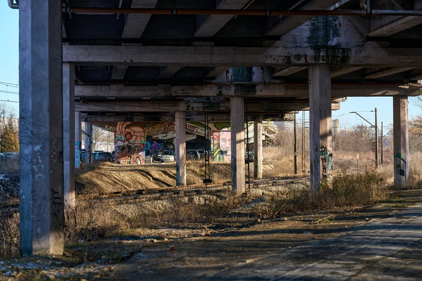 Estakady na Alei Sobieskiego  - linia kolejowa przechodząca pod wiaduktem.