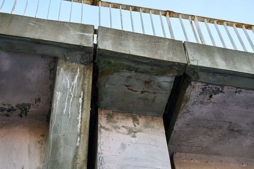 Estakady na Alei Sobieskiego - zbliżenie na wyeksploatowane elementy konstrukcji.