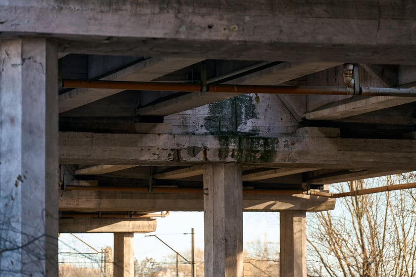 Estakady na Alei Sobieskiego - zbliżenie na wyeksploatowane elementy konstrukcji.