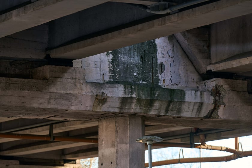 Estakady na Alei Sobieskiego - zbliżenie na wyeksploatowane elementy konstrukcji.