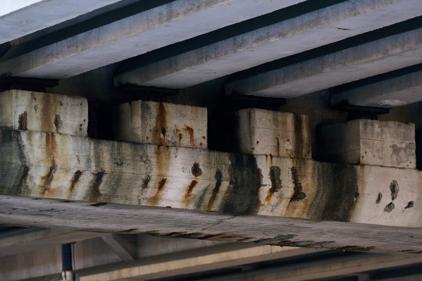 Estakady na Alei Sobieskiego - zbliżenie na wyeksploatowane elementy konstrukcji.