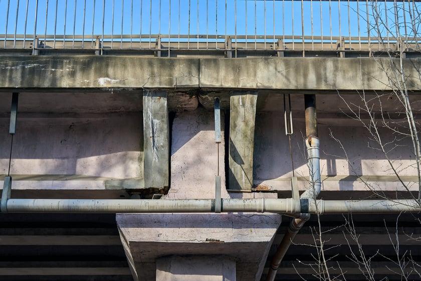 Estakady na Alei Sobieskiego - zbliżenie na wyeksploatowane elementy konstrukcji.