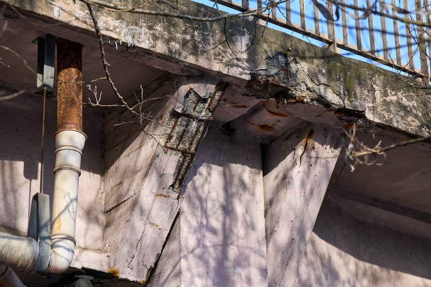 Estakady na Alei Sobieskiego - zbliżenie na wyeksploatowane elementy konstrukcji.