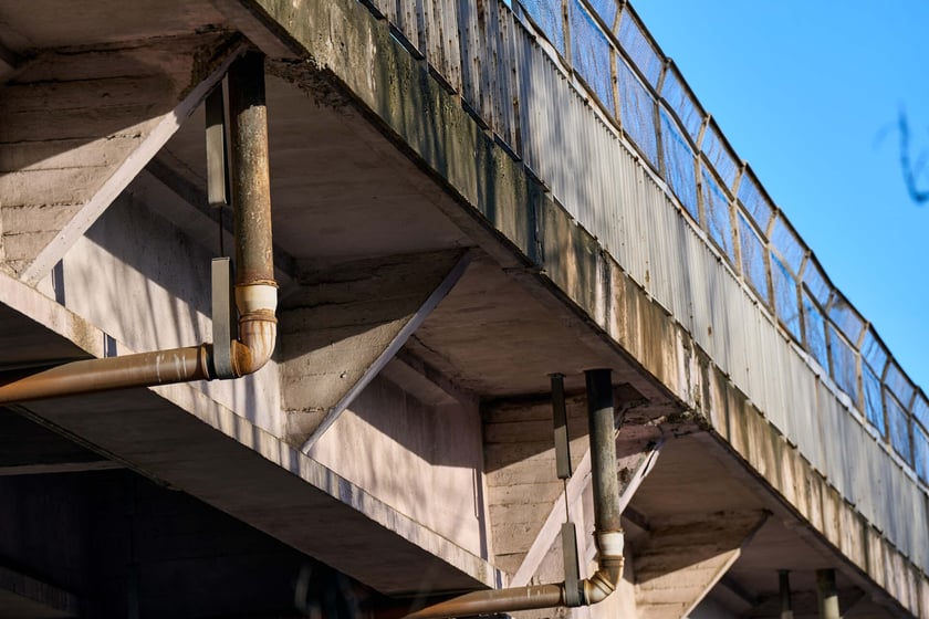 Estakady na Alei Sobieskiego - zbliżenie na wyeksploatowane elementy konstrukcji.