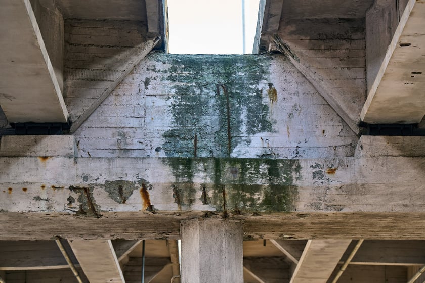 Estakady na Alei Sobieskiego - zbliżenie na wyeksploatowane elementy konstrukcji.