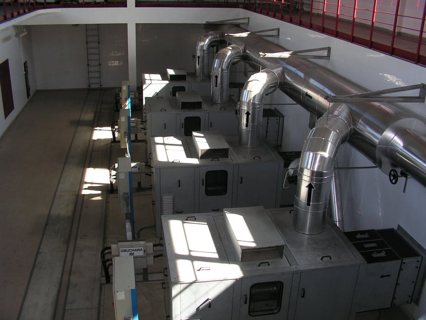 Wnętrze budynku stacji dmuchaw  w oczyszczalni na Janówku.