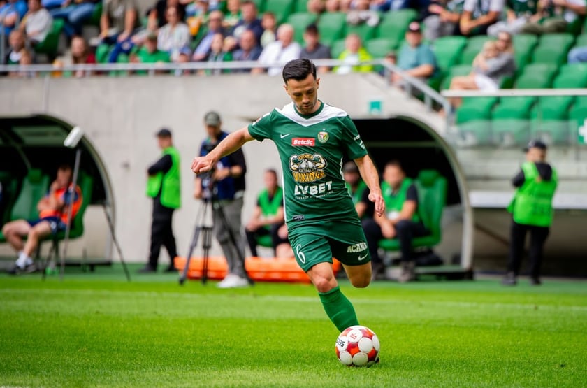 Piłkarz biegnący z piłką po boisku - Besar Halimi, były już pomocnik Śląska Wrocław.