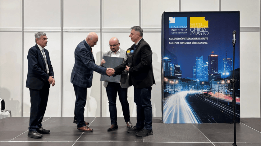 Główną nagrodę w ogólnopolskim konkursie zorganizowanym przez Polski Związek Przemysłu Oświetleniowego odbierają Przemysław Nowacki z Zarządu Dróg i Utrzymania Miasta we Wrocławiu oraz Paweł Gaworszczak z firmy LUG Light Factory.