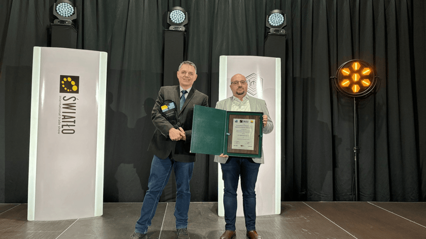 Główną nagrodę w ogólnopolskim konkursie zorganizowanym przez Polski Związek Przemysłu Oświetleniowego odbierają Przemysław Nowacki z Zarządu Dróg i Utrzymania Miasta we Wrocławiu oraz Paweł Gaworszczak z firmy LUG Light Factory.