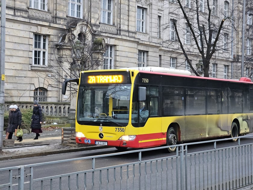 Autobus zastępczy na tramwaj na ul. Powstańców Śląskich