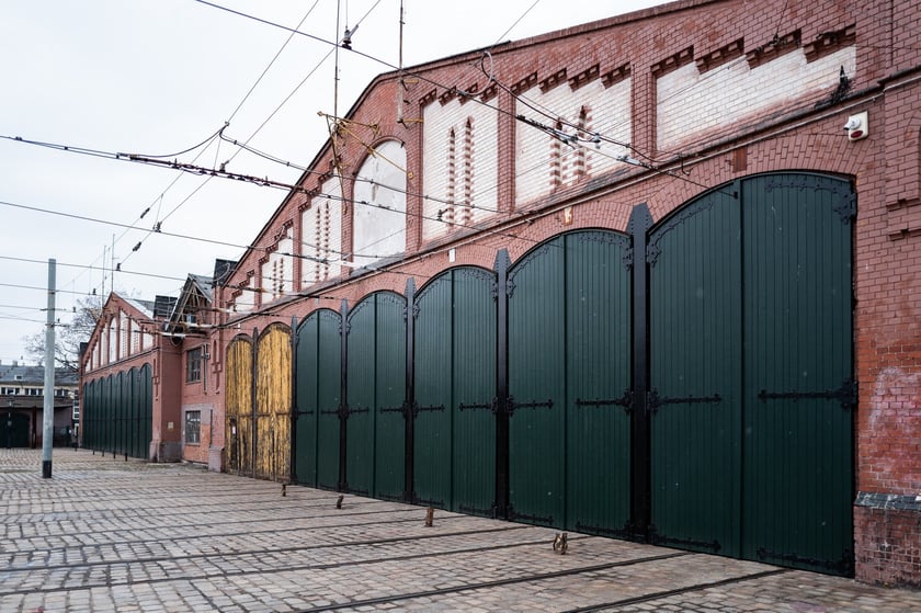 Zabytkowe hale zajezdni tramwajowej przy ul. Legnickiej.