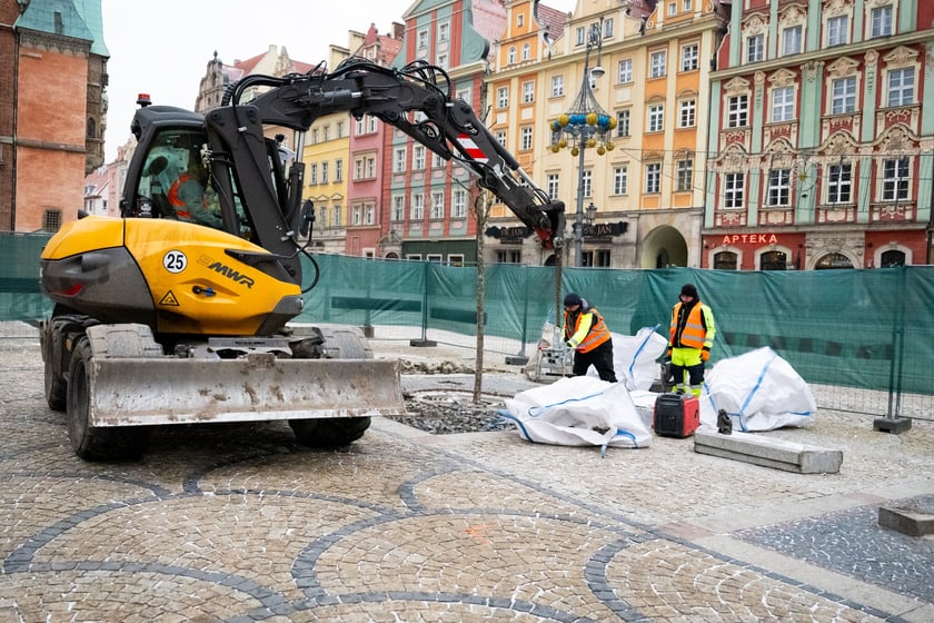Prace w Rynku przy rozbiórce zabrukowanych nawierzchni - przygotowanie do nasadzeń nowych drzew.