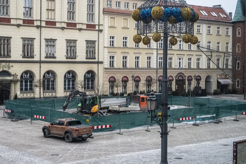 Prace w Rynku przy rozbiórce zabrukowanych nawierzchni - przygotowanie do nasadzeń nowych drzew.