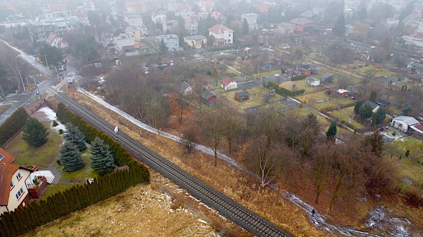 Widok z lotu ptaka na teren przy torach kolejowych w rejonie ulic Radłowej i Grota-Roweckiego, gdzie zostanie zbudowana trasa pieszo-rowerowa.