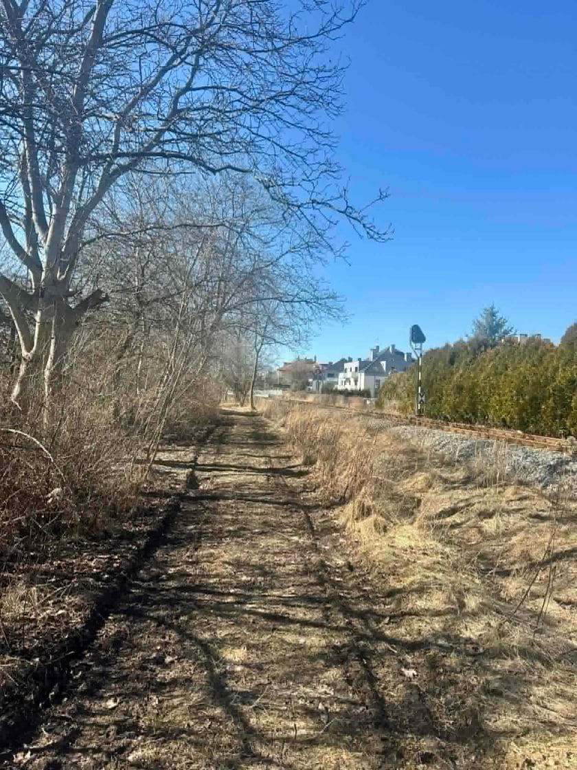 Widok na teren przy torach kolejowych w rejonie ulic Radłowej i Grota-Roweckiego, gdzie zostanie zbudowana trasa pieszo-rowerowa.