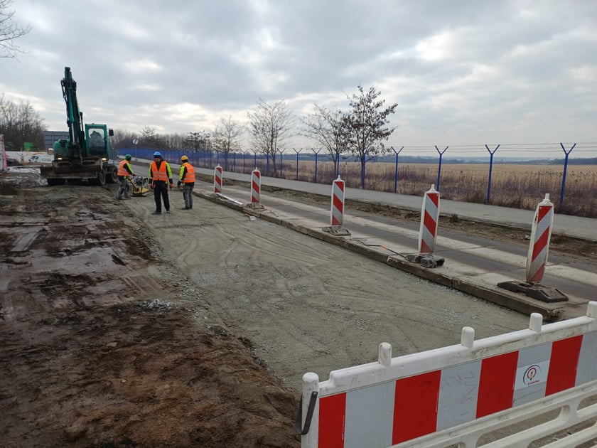 Widok na ul. Żwirki i Wigury Zachodnią - robotnicy podczas prac z I etapu robót.