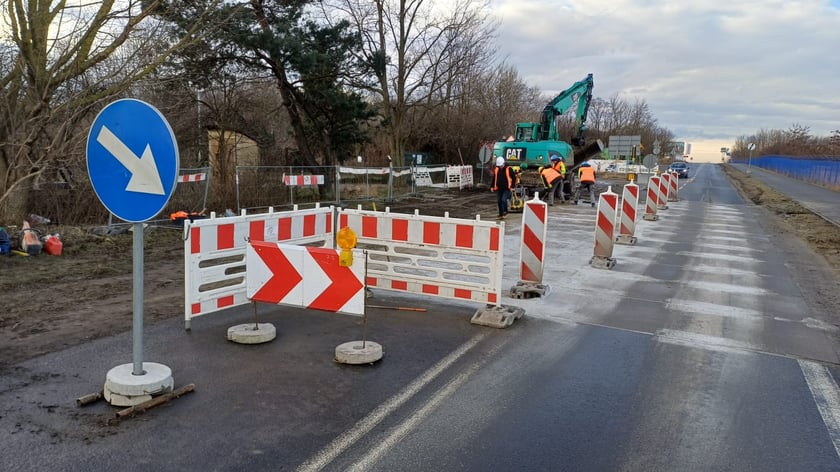 Widok na ul. Żwirki i Wigury Zachodnią - robotnicy podczas prac z I etapu robót.