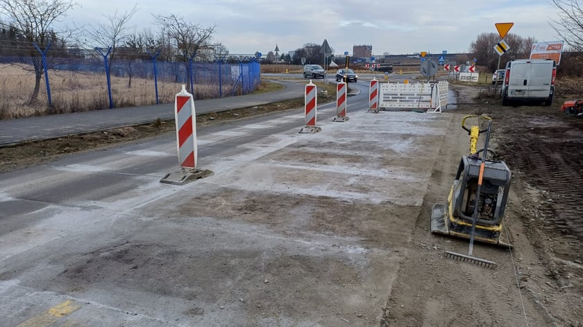 Widok na ul. Żwirki i Wigury Zachodnią - robotnicy podczas prac z I etapu robót.