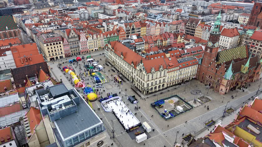 Widok z lotu ptaka na lodowisko w Rynku w weekend 14-15 lutego 2026 r..