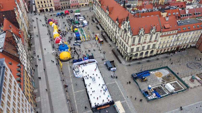 Widok z lotu ptaka na lodowisko w Rynku w weekend 14-15 lutego 2026 r..