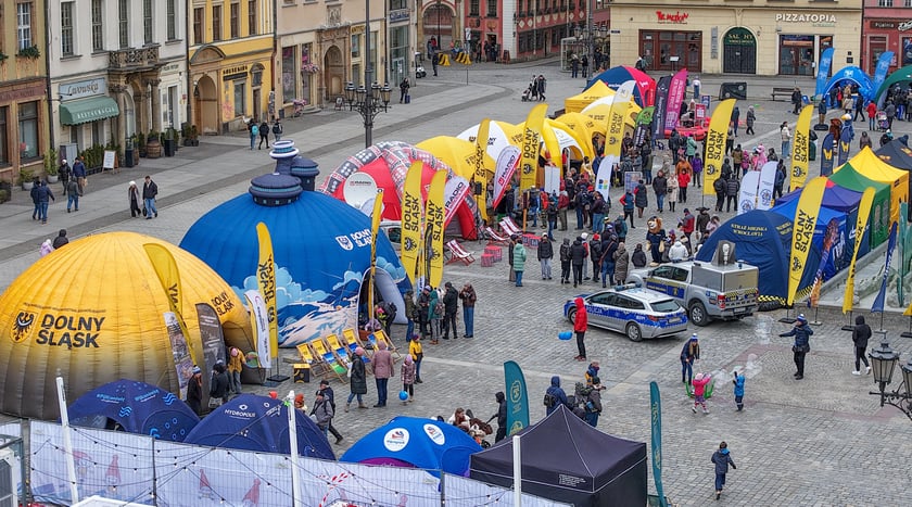 Widok z lotu ptaka na lodowisko w Rynku w weekend 14-15 lutego 2026 r..