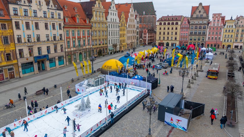 Widok z lotu ptaka na lodowisko w Rynku w weekend 14-15 lutego 2026 r..