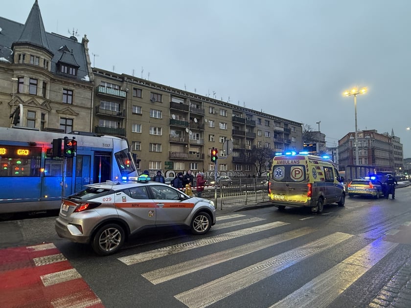 Miejscu wypadku na ul. Kazimierza Wielkiego, gdzie tramwaj potrącił rowerzystę. 17 lutego 2026 r.