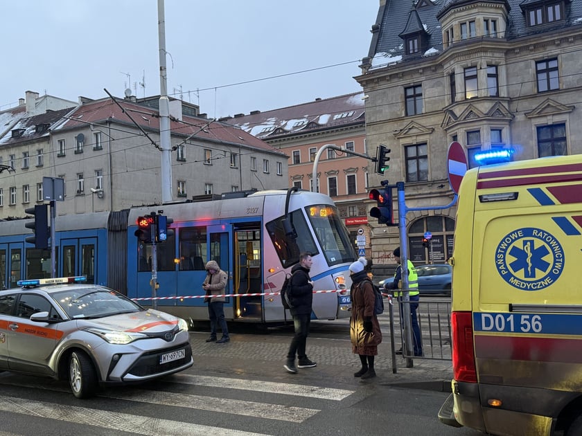 Miejscu wypadku na ul. Kazimierza Wielkiego, gdzie tramwaj potrącił rowerzystę. 17 lutego 2026 r.