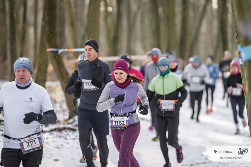 Biegacze w zimowym lesie podczas zawodów City Trail.