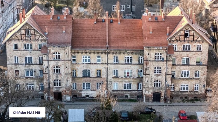 Widok z lotu ptaka na kamienicę przy ul. Chińskiej 14A i 14B na Brochowie.