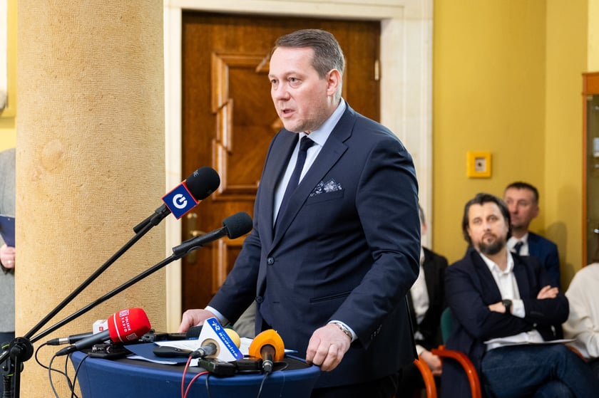 Michał Młyńczak, wiceprezydent Wrocławia podczas konferencji prasowej ws. planów remontowych na 2026 r.