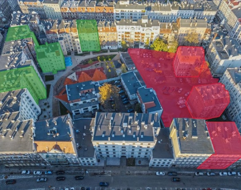 Widok na podwórko im. Wszystkich Mieszkańców i jego otoczenie. Na zielono zaznaczone kamienice po remoncie, na czerwono obszar, który jeszcze będzie remontowany