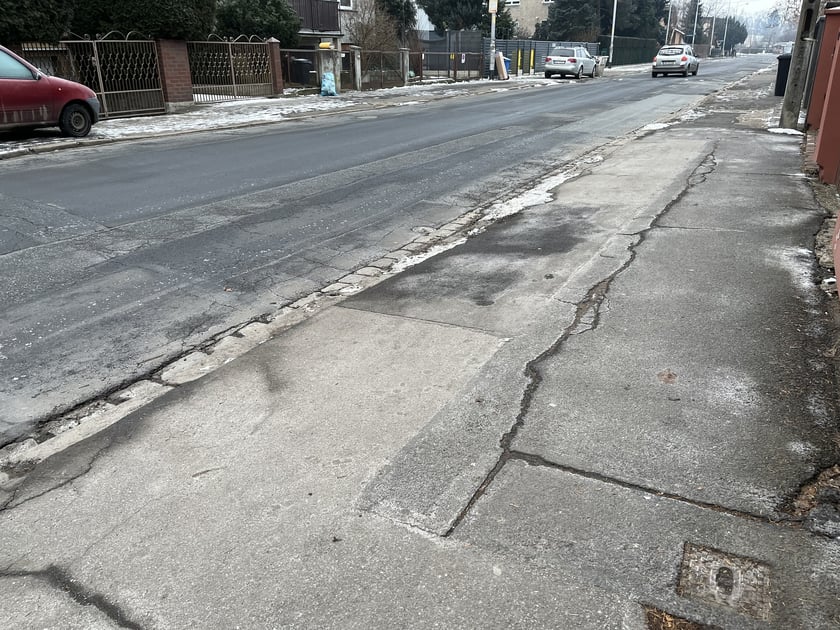 Widok na nawierzchnię odcinka ul. Łużyckiej, który zostanie wyremontowany.