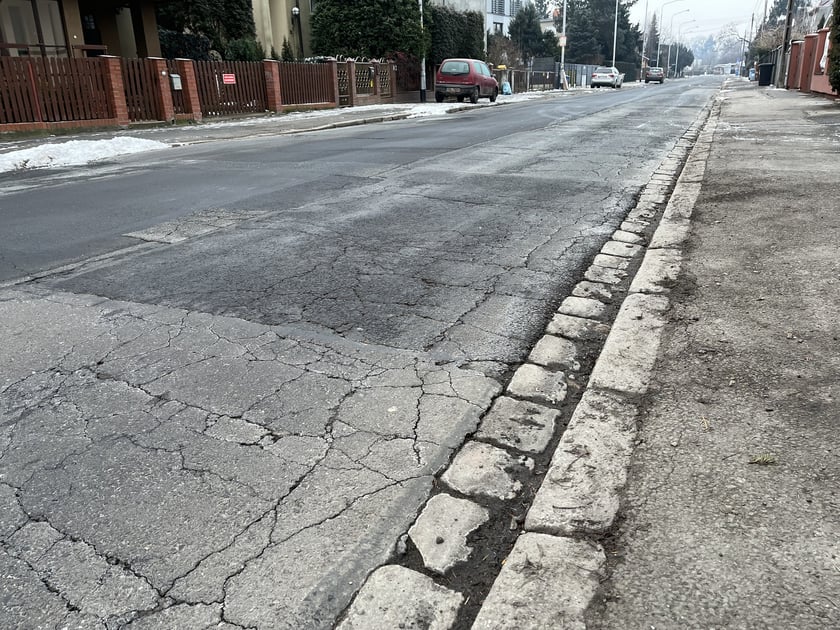 Widok na nawierzchnię odcinka ul. Łużyckiej, który zostanie wyremontowany.