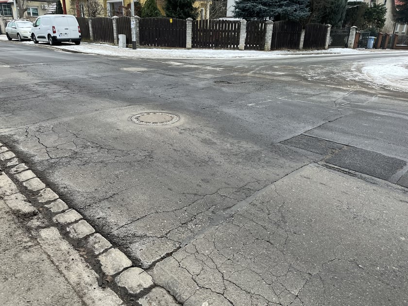 Widok na nawierzchnię odcinka ul. Łużyckiej, który zostanie wyremontowany.
