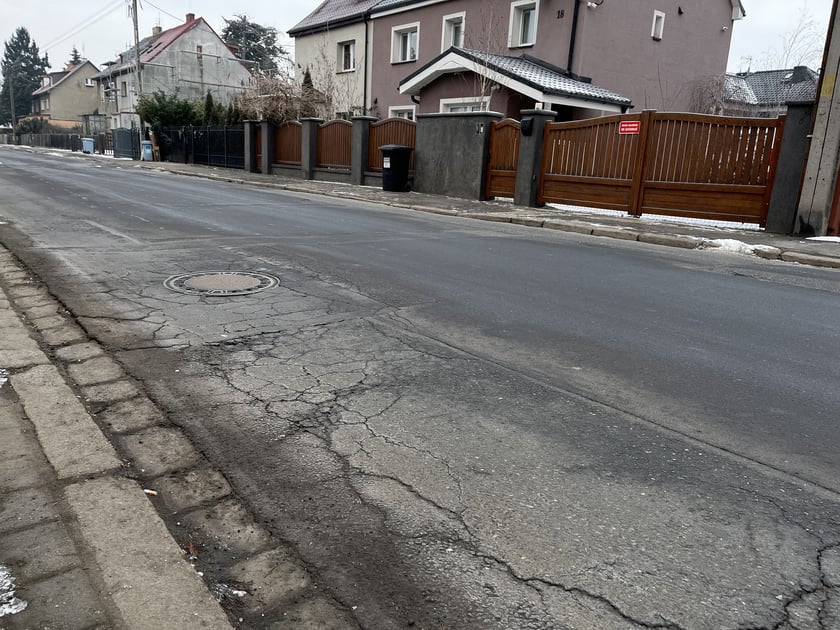 Widok na nawierzchnię odcinka ul. Łużyckiej, który zostanie wyremontowany.