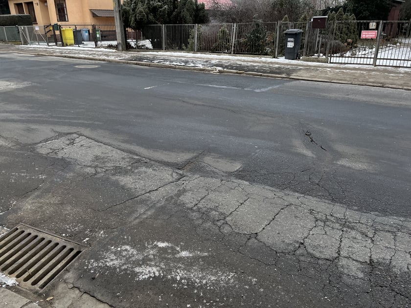 Widok na nawierzchnię odcinka ul. Łużyckiej, który zostanie wyremontowany.