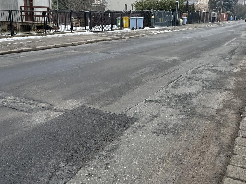 Widok na nawierzchnię odcinka ul. Łużyckiej, który zostanie wyremontowany.