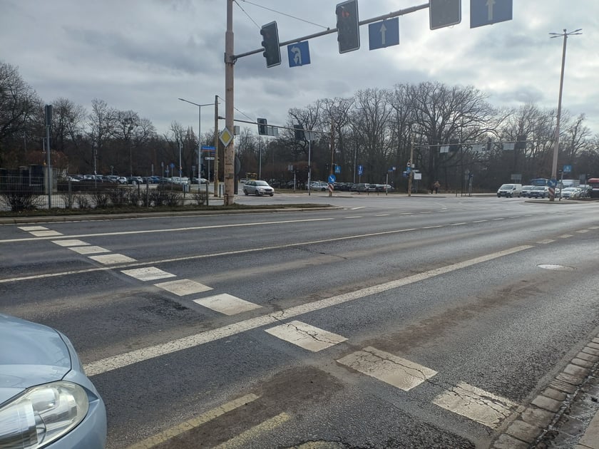 Widok na fragment nawierzchni ul. Powstańców Śląskich, który zostanie wyremontowany.